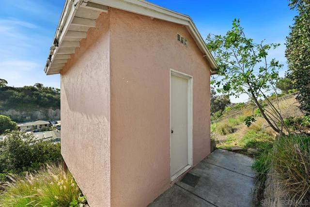 6371 Celia Vista Dr, San Diego CA: https://media.crmls.org/mediaz/22bce6a6-8bcd-4eae-afa9-5dcc1e065269.jpg