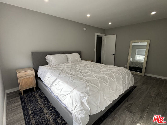 940 7th Street, Santa Monica CA: https://media.crmls.org/mediaz/22be82ac-8a42-4910-8708-b6b0c536484e.jpg