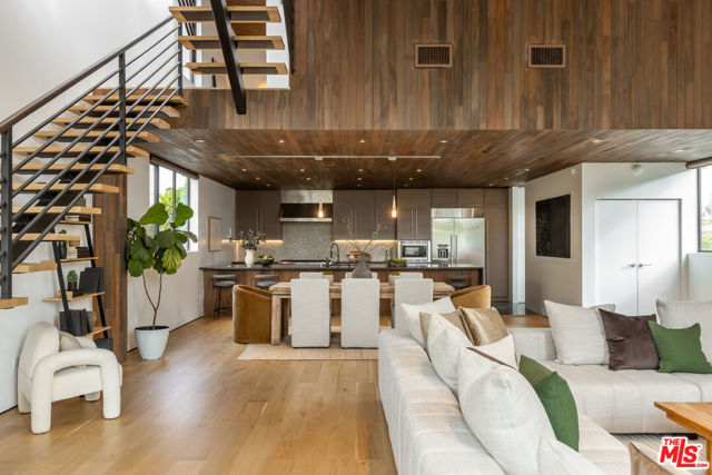 520 Broadway Street, Venice CA: https://media.crmls.org/mediaz/22bf9c69-4e82-458f-9264-4efda30adbe9.jpg