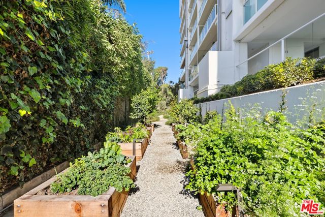 101 Ocean Avenue, Santa Monica CA: https://media.crmls.org/mediaz/22c00da1-aaf3-4742-aff7-6be8b2cea252.jpg
