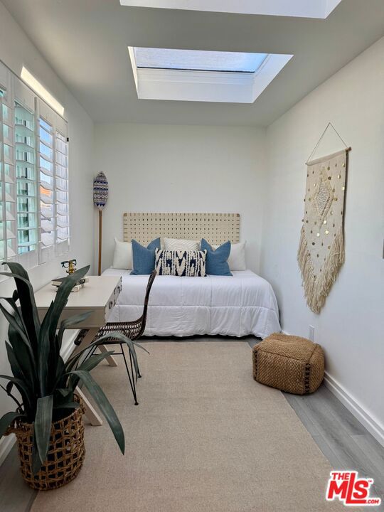 14 Mast Street, Marina del Rey CA: https://media.crmls.org/mediaz/22c051bc-3cca-4bb2-9aee-d010ed4cd140.jpg