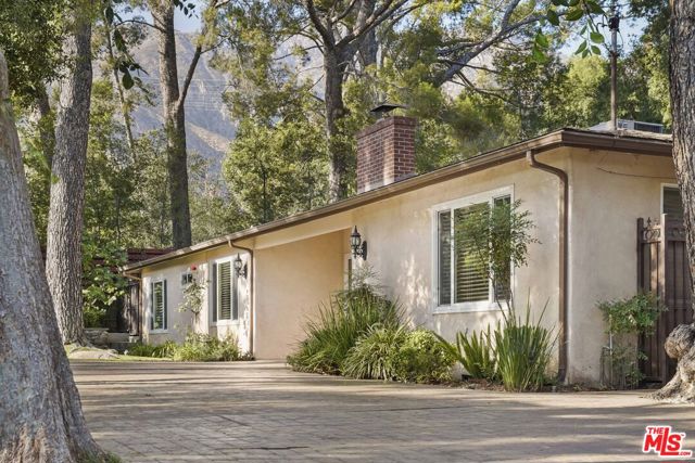 2452 N Altadena Drive, Altadena CA: https://media.crmls.org/mediaz/22c25618-400e-4307-86f2-b02caa159b92.jpg