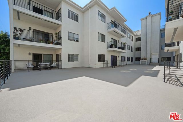 11928 Kiowa Avenue, Los Angeles CA: https://media.crmls.org/mediaz/22c2e6c3-ef90-42e6-a59a-249aaac82c50.jpg