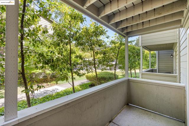 520 Canyon Oaks, Oakland CA: https://media.crmls.org/mediaz/22c2edea-27b6-48d0-86c6-e40913ee17c3.jpg