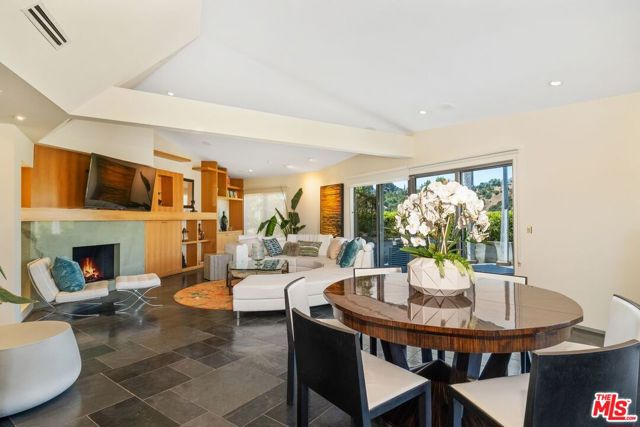 2625 Mar Lu Drive, Los Angeles CA: https://media.crmls.org/mediaz/22c2f214-209a-47c8-a34a-6c12a248e3be.jpg