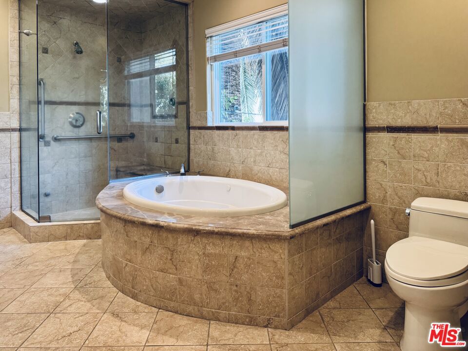 https://media.crmls.org/mediaz/22c39b9b-585b-4fc7-9046-ad214770ca45.jpg?preset=X-Large