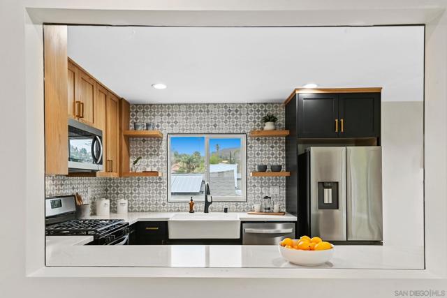 1160 Erica St, Escondido CA: https://media.crmls.org/mediaz/22c43bbb-1157-4aa1-9c60-91fa6759cfb4.jpg