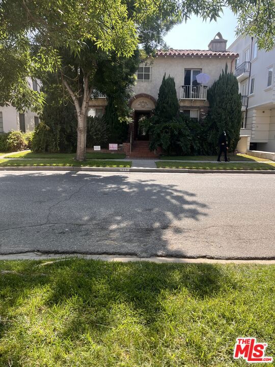 133 S Elm Drive, Beverly Hills CA: https://media.crmls.org/mediaz/22c4eaff-32fb-4151-90fb-2bf9ef9eb6d4.jpg