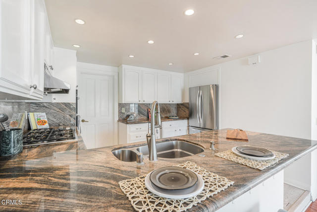 Detail Gallery Image 20 of 50 For 2221 Kingsbridge Ln, Oxnard,  CA 93035 - 3 Beds | 3 Baths