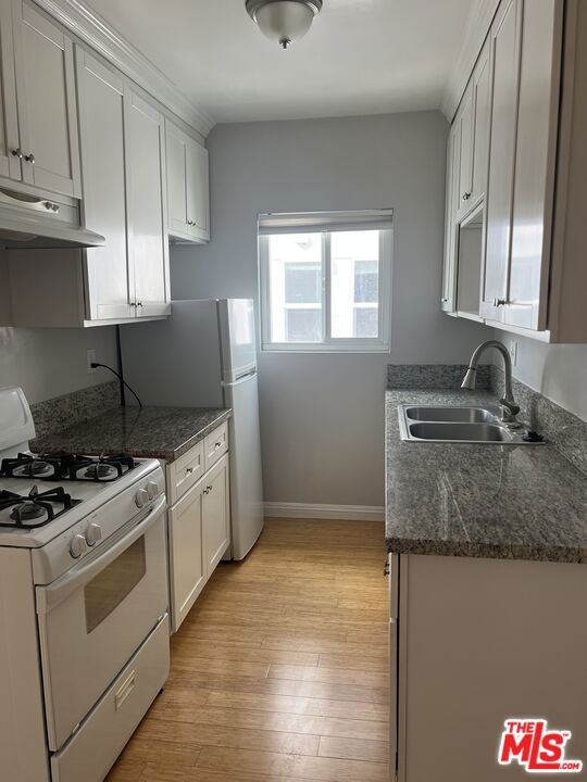 233 N PARK VIEW Street, Los Angeles CA: https://media.crmls.org/mediaz/22c5ba93-9cbd-4096-8b7e-56d45822d594.jpg
