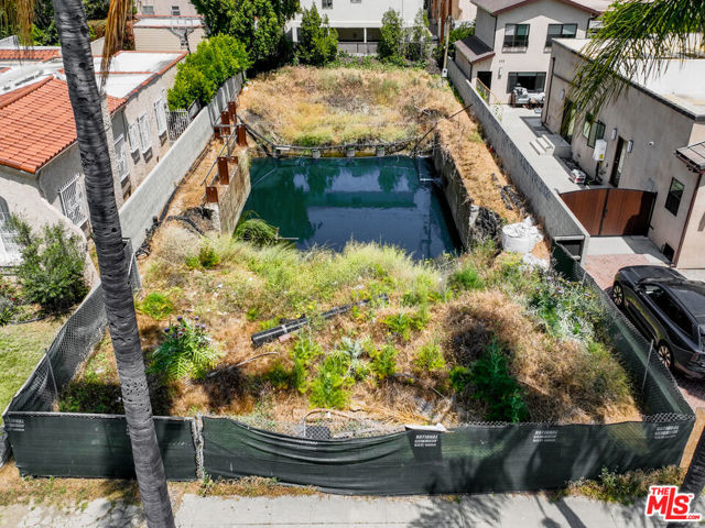 340 N Edinburgh Avenue, Los Angeles CA: https://media.crmls.org/mediaz/22c62a54-5446-4804-aa07-a31bf9b508b3.jpg