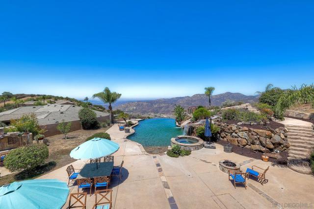 15068 Creek Hills Rd, El Cajon CA: https://media.crmls.org/mediaz/22c7421f-94fe-45f2-a9dd-edcd6e446322.jpg