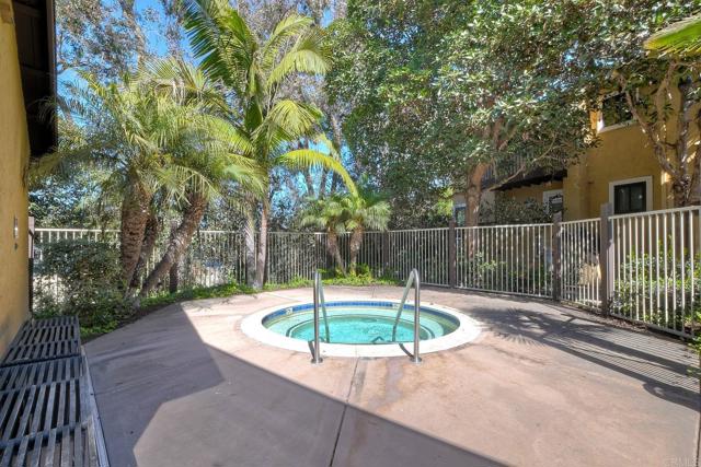 1680 N Coast Hwy 101, Encinitas CA: https://media.crmls.org/mediaz/22c7596f-4e26-415c-aef2-56524c5b6b8e.jpg