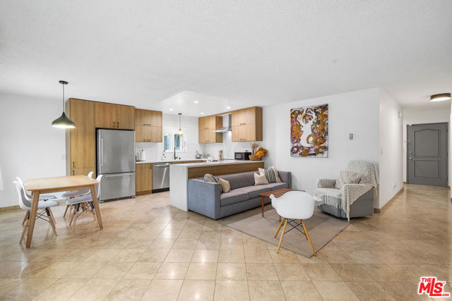 1045 S Bedford Street, Los Angeles CA: https://media.crmls.org/mediaz/22c7661d-21d3-4d3c-865c-f2b502681808.jpg