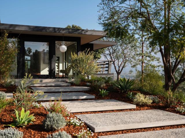 945 Linda Vista Avenue, Pasadena CA: https://media.crmls.org/mediaz/22c797e2-4bd9-4f14-952e-683264dfbb6b.jpg