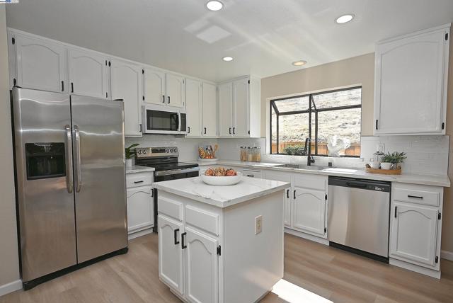 28111 Ziele Creek Dr, Hayward CA: https://media.crmls.org/mediaz/22c7b691-97cf-4e76-bb9e-d056907469cb.jpg