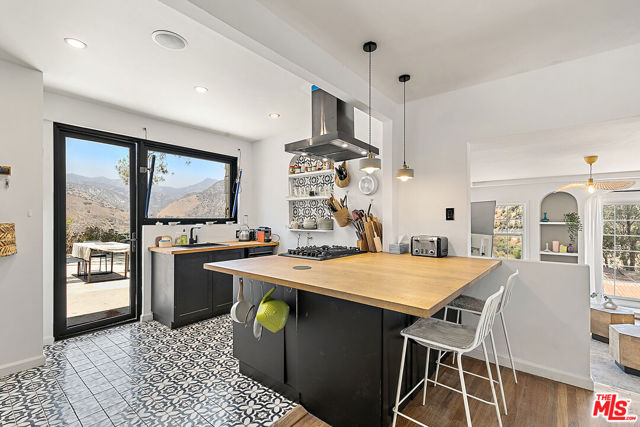 11320 Alethea Drive, Sunland CA: https://media.crmls.org/mediaz/22c84c33-1e4f-4cc4-a785-5486624957b4.jpg
