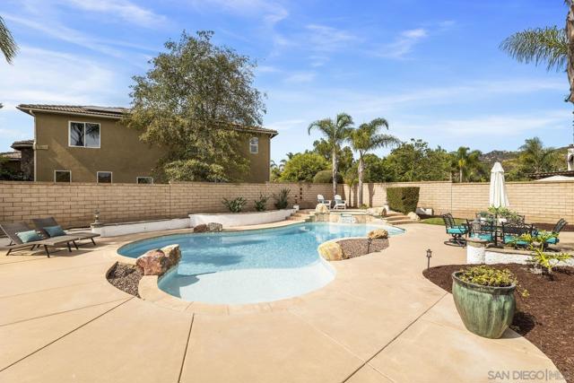 2337 Douglaston Glen, Escondido CA: https://media.crmls.org/mediaz/22c8d2de-0a8d-403b-b3a6-0468509c3795.jpg