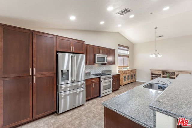 17794 Cabazon Road, Apple Valley CA: https://media.crmls.org/mediaz/22ca85df-b035-4f40-a056-847e5df43774.jpg