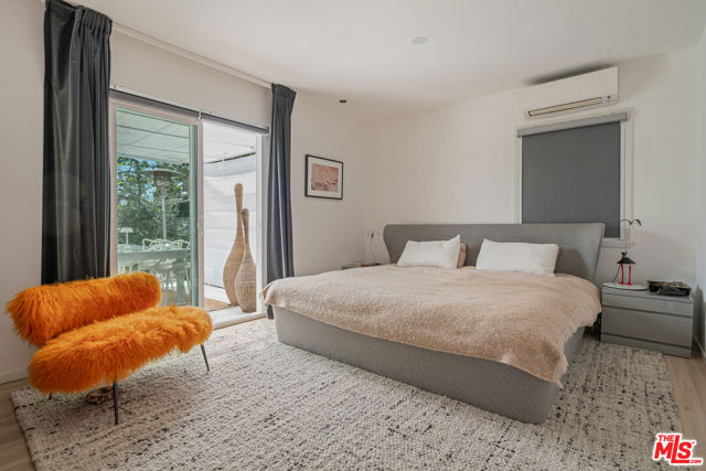 814 Angelus Place, Venice CA: https://media.crmls.org/mediaz/22cabb0f-5b9d-43c2-8970-3ee646d8e02d.jpg