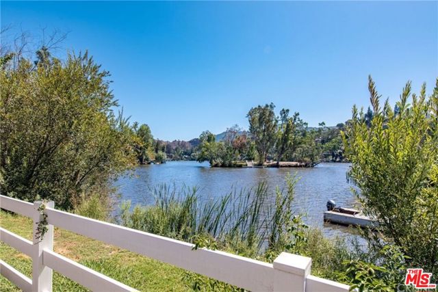 2344 Laguna Circle Drive, Agoura CA: https://media.crmls.org/mediaz/22cb514e-ed58-4e40-bae3-615bf1faa92f.jpg