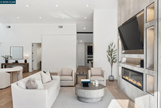 17 Julianne Ct, Walnut Creek CA: https://media.crmls.org/mediaz/22cb9938-5aaf-4de6-a391-77f4b07e4eac.jpg