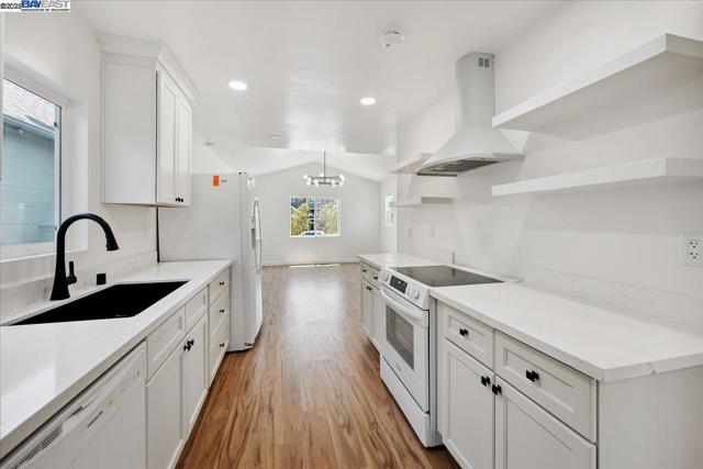 917 Channing Way, Berkeley CA: https://media.crmls.org/mediaz/22cba2ed-c528-4a38-a741-9750d779fd8c.jpg