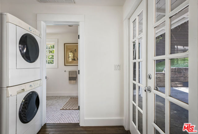 3831 Fernwood Avenue, Los Angeles CA: https://media.crmls.org/mediaz/22cc9503-f1ca-478e-acd2-8235e4771aaa.jpg