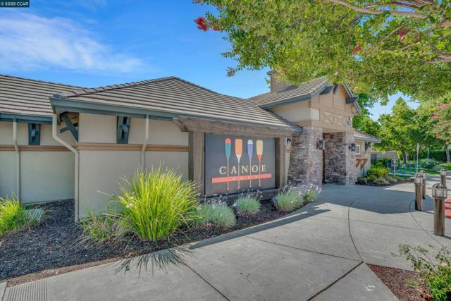 1030 Clear Lake Dr, Oakley CA: https://media.crmls.org/mediaz/22cdaecb-f64a-45ff-90a4-b7d67f09c52e.jpg