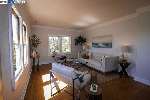 828 Everett Ave, Oakland CA: https://media.crmls.org/mediaz/22cdc2f8-73a9-48c7-9410-950e1f8d5007.jpg