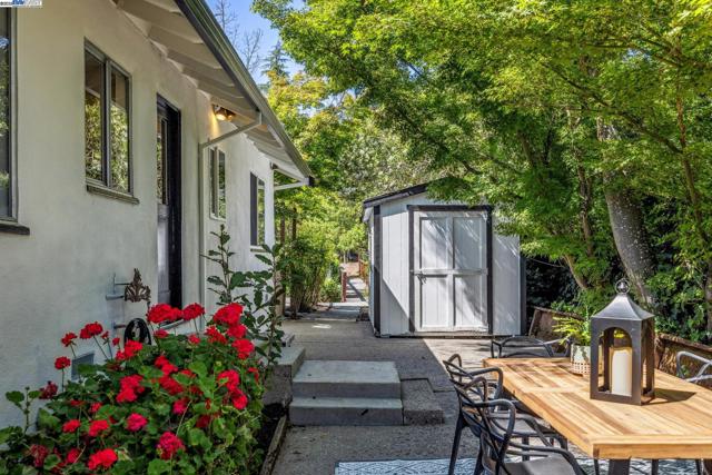 3296 Walnut Ln, Lafayette CA: https://media.crmls.org/mediaz/22ce015d-f485-446c-94d0-fb715f23da83.jpg
