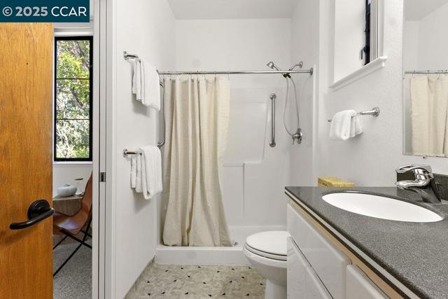 39 El Toyonal, Orinda CA: https://media.crmls.org/mediaz/22ce5726-f179-4468-b4fb-fd13af267c0a.jpg