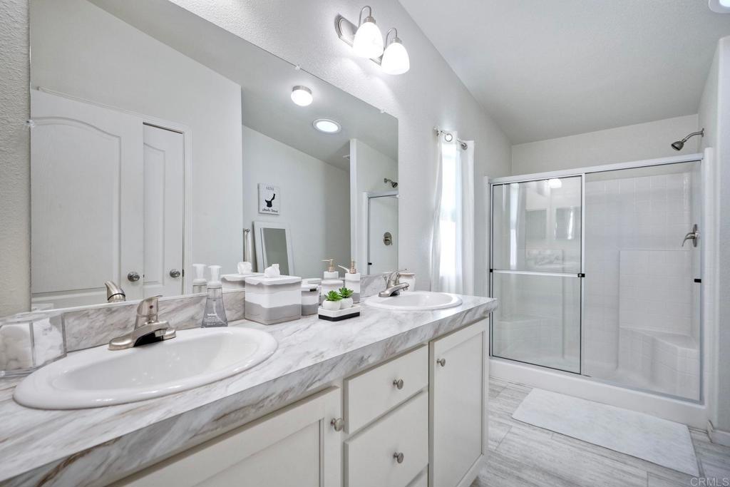 2700 E Valley Pkwy - photo 12