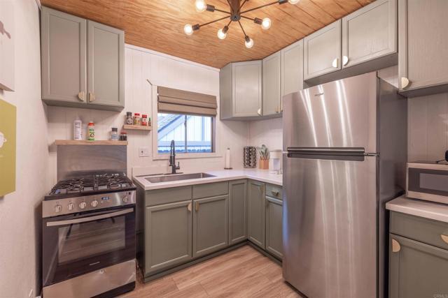 Detail Gallery Image 7 of 28 For 271 Leonard Ln, Sugarloaf,  CA 92386 - 2 Beds | 1 Baths