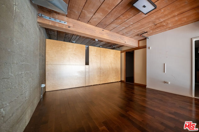 530 S Hewitt Street, Los Angeles CA: https://media.crmls.org/mediaz/22cfa36c-7ebc-4582-b532-55c0ec7208c2.jpg