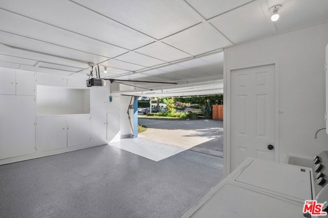 440 24th Street, Santa Monica CA: https://media.crmls.org/mediaz/22d02333-3c2f-4738-961c-da7fcbf12b50.jpg