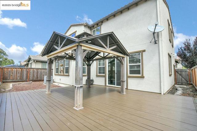 89 Baird Cir, Brentwood CA: https://media.crmls.org/mediaz/22d0c672-14f9-48b5-8792-c6d4e6f7798c.jpg