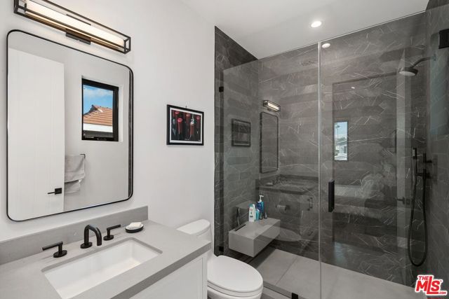 4937 Rubio Avenue, Encino CA: https://media.crmls.org/mediaz/22d1a6fe-6603-4706-8841-706069fbf9a1.jpg
