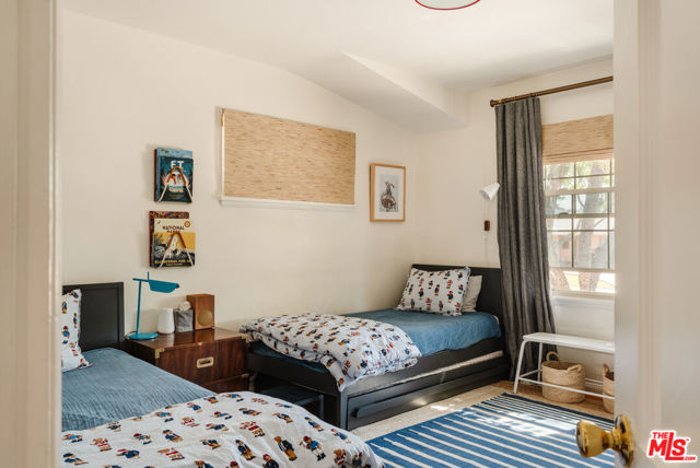 5635 S Chariton Avenue, Los Angeles CA: https://media.crmls.org/mediaz/22d230a6-4f66-4a1d-9bd0-918c31355ccd.jpg