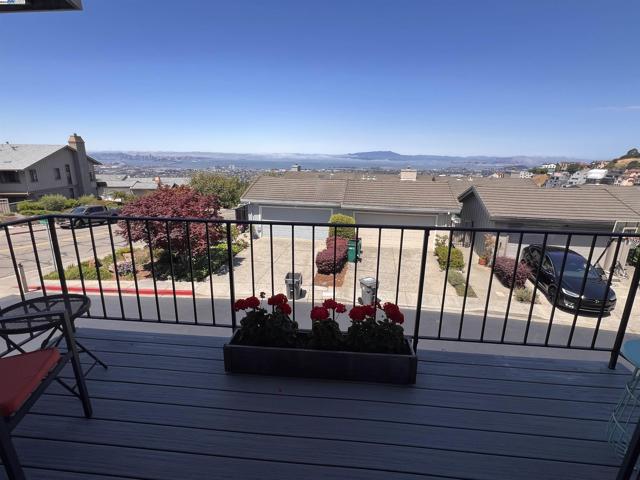 37 Binnacle Hl, Oakland CA: https://media.crmls.org/mediaz/22d2ccc9-223d-4200-98a8-effc4ad5c352.jpg