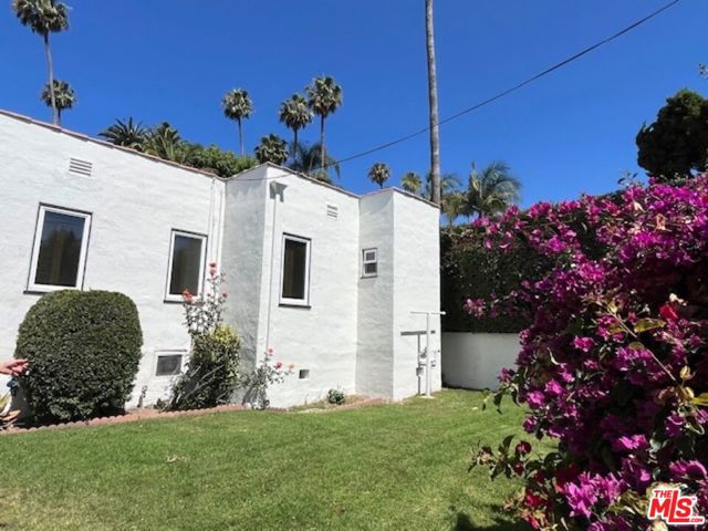 168 N DOHENY Drive, Beverly Hills CA: https://media.crmls.org/mediaz/22d30888-fe04-4e3b-8d86-0e265b764645.jpg