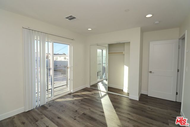 2121 S Burnside Avenue, Los Angeles CA: https://media.crmls.org/mediaz/22d317eb-a4fd-4e85-b73f-d280970d8b35.jpg