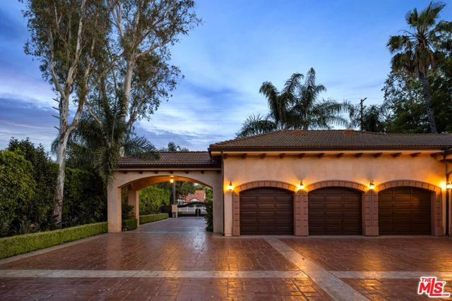 13845 Magnolia Boulevard, Sherman Oaks CA: https://media.crmls.org/mediaz/22d339f0-59e2-453b-a926-ef7cb2f6c2a9.jpg