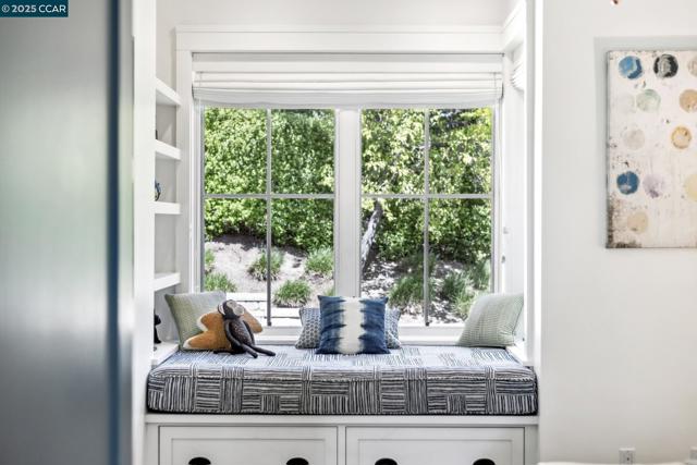25 La Campana, Orinda CA: https://media.crmls.org/mediaz/22d3709a-6842-4be4-ac5b-bdfcd3fb23cc.jpg
