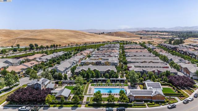 454 Persimmon Common, Livermore CA: https://media.crmls.org/mediaz/22d3b7d9-4e56-41c5-bd0e-4635924095ba.jpg