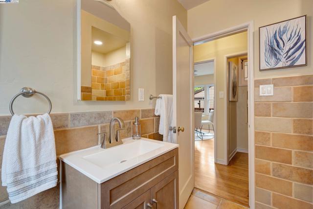 1109 Post St, Alameda CA: https://media.crmls.org/mediaz/22d4fabc-b9d4-4c7e-9c1e-20028ecfc090.jpg