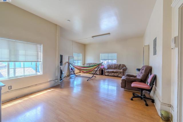 1437 25Th Ave, Oakland CA: https://media.crmls.org/mediaz/22d533fb-1636-4fc3-bef1-c9143d16849e.jpg