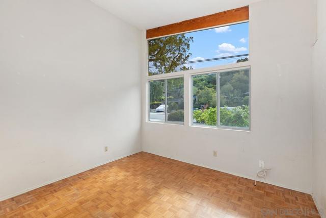 8415 Sugarman Dr, La Jolla CA: https://media.crmls.org/mediaz/22d5ad52-d392-4427-b128-3d251daa7176.jpg