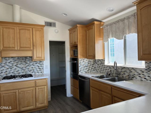 Detail Gallery Image 10 of 41 For 2827 Pierpont Bld, Ventura,  CA 93001 - 4 Beds | 4 Baths