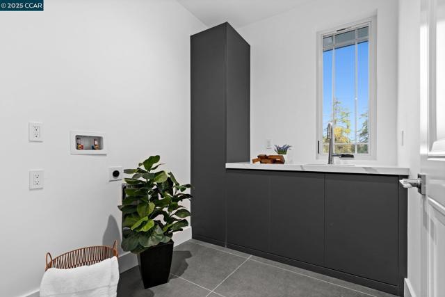 9 Turner Ct, Oakland CA: https://media.crmls.org/mediaz/22d5bbc0-3c15-47be-aed2-960b4b8f18bb.jpg